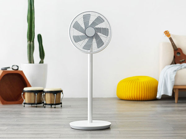 Los ventiladores de suelo inteligentes se convierten en el nuevo favorito para refrescarse este verano: las funciones de ahorro de energía, silencio y salud están de moda
